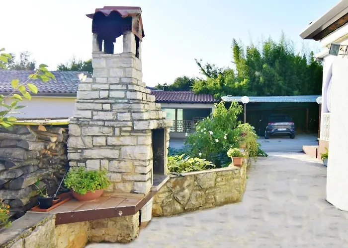 Luciana 2 By Interhome 잠브라티야